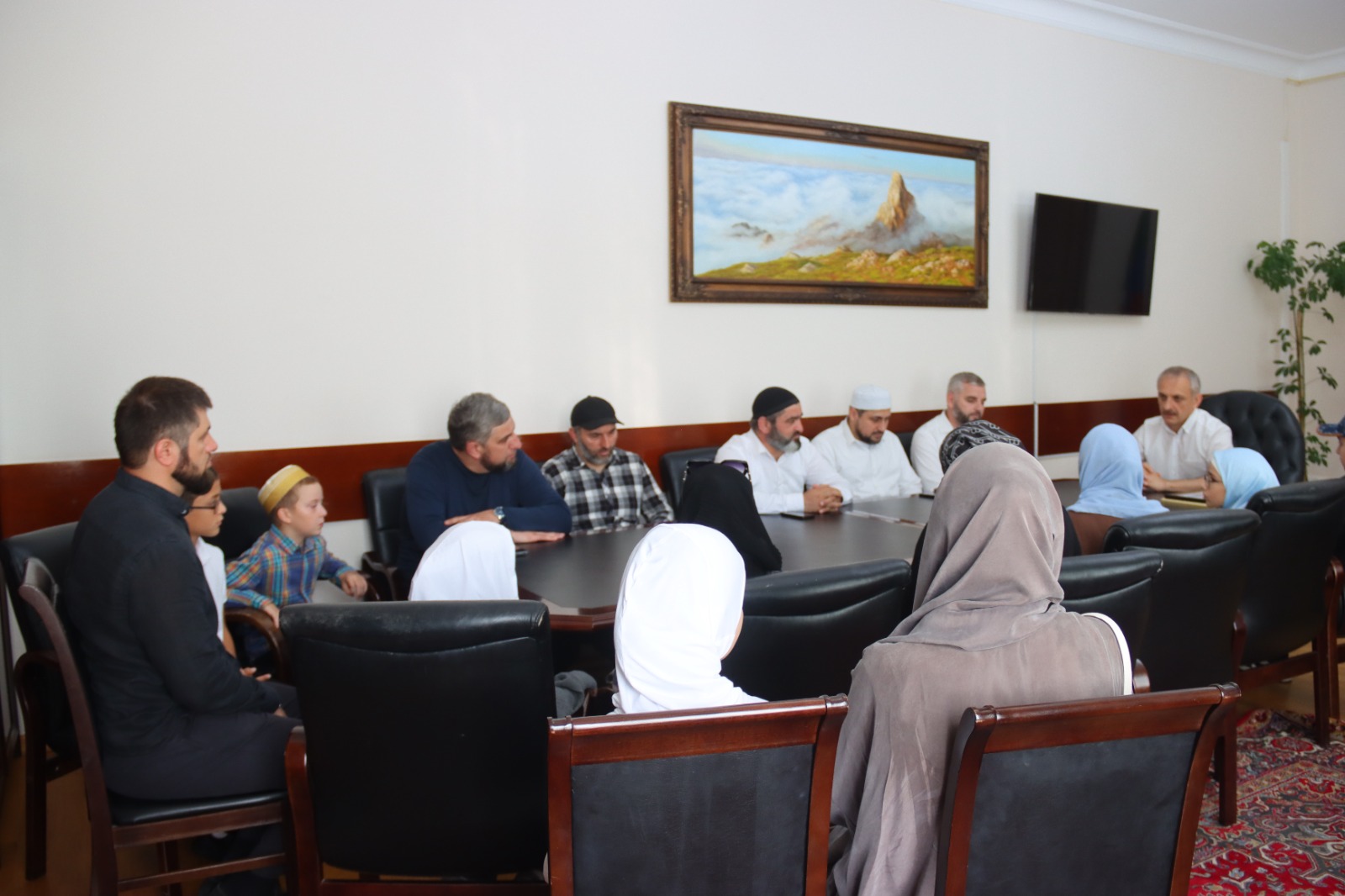 Энрик Муслимов вручил награды победителям летних курсов при Центральной Джума-мечети г. Махачкалы